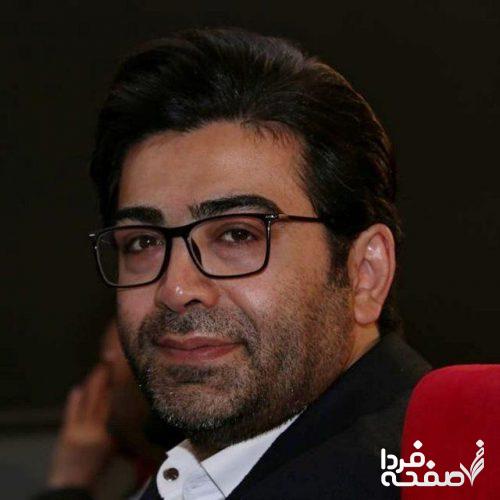 فرزاد حسنی بر مزار مادرش