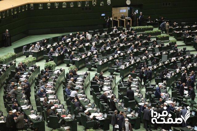 نمایندگان مجلس در جلسه علنی صبح امروز پنجشنبه و در ادامه بررسی موارد ارجاعی از کمیسیون تلفیق لایحه بودجه ۱۴۰۴، اجرای ۱، ۲ و ۳ بند (ت) تبصره ۱۲ را به شرح زیر تصویب کردند: ۱- سقف خالص پرداختی متوسط ماهانه در سال از محل حقوق و مزایای مستمر و غیرمستمر و سایر پرداختیها از هر محل و تحت هر عنوان در سال ۱۴۰۴ به گروههای مختلف حقوقبگیر موضوع بند «الف» این تبصره و بازنشستگان موضوع بندهای «الف» و «ب» این تبصره در تمامی مناطق کشور به میزان هفت برابر حداقل حکم کارگزینی برای حقوقبگیران و حکم حقوقی برای بازنشستگان و وظیفهبگیران تعیین میگردد. پرداخت مازاد بر این مبلغ تحت هر عنوان و ازهر محل به کارکنان کشوری و لشکری اعم از کارمندان و بازنشستگان در وزارتخانهها و شرکتهای دولتی و همچنین شرکتها و مؤسساتی که مدیران آن به هر طریق توسط دولت ویا نهادهای عمومی منصوب میشوند، ممنوع است. اعضای هیات علمی و قضات شاغل و بازنشسته از شمول این جزء مستثنی هستند. ۲- کارانه گروه پزشکی، فوقالعاده خاص پزشکان شاغل در سازمان پزشکی قانونی کشور، حقالتحقیق، حق اشعه پرتوکاران سازمان انرژی اتمی ایران، حقالتألیف و حق داوری، راهنمایی و مشاوره پایاننامهها ورسالهها و حقالتدریس صرفاً برای اعضای هیأتعلمی، بیمهدرمان، حق محرومیت از مطب (تماموقت جغرافیایی)، اعضای هیأتعلمی بالینی تماموقت جغرافیایی، عیدی پایان سال و همچنین بیمه بازنشستگی ایثارگران و معافیت مالیاتی موضوع مواد (۳۷) و (۵۶) قانون جامع خدماترسانی به ایثارگران از حکم این بند مستثنی است. ۳- افزایش سقف دریافتی موضوع جزء (۱) این بند با درخواست بالاترین مقام دستگاه و تصویب شورای حقوق ودستمزد، صرفا برای مشاغل حساس و خاص یا مشاغل دارای شرایط خاص (و نه دستگاه خاص) ازجمله کارکنان در واحد عملیاتی صنعت نفت و دریانوردی بلامانع است. درخواستهای این بند در صورت تأیید سازمان برنامه و بودجه کشور مبنی بر رعایت سقف تعهد و بودجه دستگاه قابل طرح در شورای حقوق و دستمزد است.