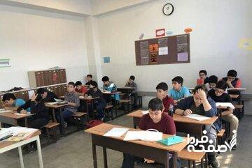 ۶۵ درصد کلاس های دوره ابتدایی به مرز ۴۰ نفر رسیده است/آموزش و پرورش کلاس‌های بدون معلم را با بازنشسته‌ها، روزمزد و تدریس اجباری مدیران جبران می‌کند