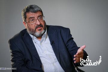 تحقیر فواد ایزدی در روزنامه اصولگرا: تو که تاره از تخم درآمده ای ، فرماندهان نظامی را مسخره می کنی؟
