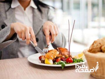 وعده غذا را کمتر از ۲۰ دقیقه می‌خورید، چگونه هنگام غذا خوردن سرعت را کم کنیم؟