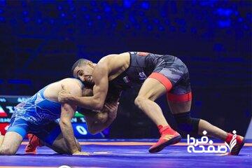 عکس| آبگوشت خوری کشتی‌گیران در ظهر جمعه ورزشگاه آزادی