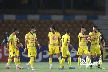 عکس| لحظه زیبای بوسه فوتبالیست ایرانی بر دستان مادر