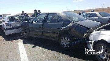 تصادف زنجیره ای ٥ مصدوم برجای گذاشت