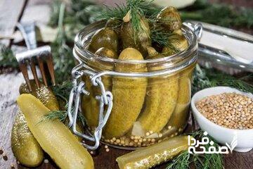 آیا لایه سفید روی آب خیارشورهای فله خطرناک است؟/ احتمال افزودن «کات کبود» به خیارشورها
