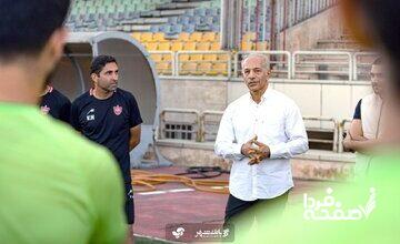 عکس| آقای باشخصیت مهمان تمرین پرسپولیس