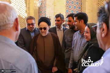 گفت و گوی جالب بین خاتمی و یک خانم مسن در مورد فتوای امام برای دست دادن زن و مرد + تصویر و جزئیات