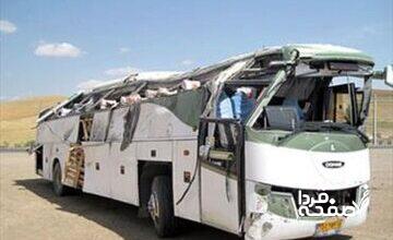 برخورد کامیون با اتوبوس مدرسه؛ ۲۱ دانشآموز زخمی شدند