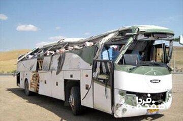 برخورد کامیون با اتوبوس مدرسه؛ ۲۱ دانشآموز زخمی شدند