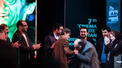 بوسه داریوش ارجمند بر دستان ناصر تقوایی