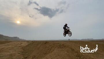 جولان دختران موتورسوار در آزادی