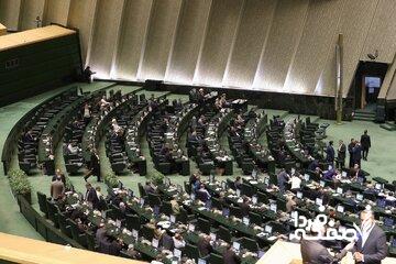 یک نماینده خطاب به وزیر اقتصاد: برای پرداخت یک وام ۱۰ میلیون تومانی، بانک‌ها ۳ ضامن طلب می‌کنند، آیا اطلاع دارید؟/ انتقاد نماینده میانه از وزیر راه