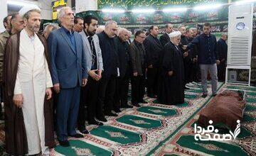 نماز بر پیکر برادر سید مصطفی تاج زاده توسط عبدالله نوری + تصویر