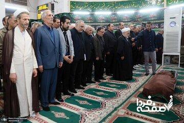 نماز بر پیکر برادر سید مصطفی تاج زاده توسط عبدالله نوری + تصویر