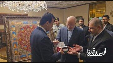 قالیباف کتاب رهبر انقلاب را به رئیس جمهور پاکستان اهدا کرد