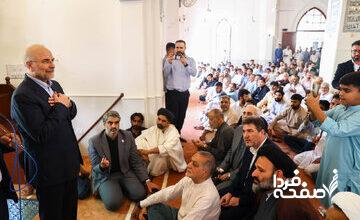 بوسه قالیباف بر دست نمازگزار پاکستانی/ تصاویر دیدنی از حضور رییس مجلس در نمازجمعه کراچی