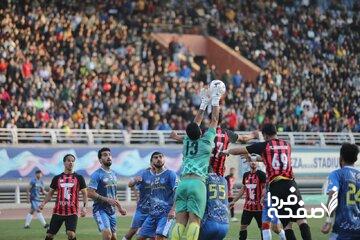 زنان بازهم پشت درهای بسته ورزشگاه امام رضا(ع) ماندند/ استقبال باورنکردنی از مسابقه ابومسلم