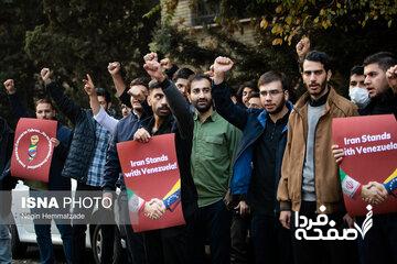 تصاویری از تجمعات دانشجویی مقابل دفتر حافظ منافع آمریکا/ شعار دانشجویان چه بود؟