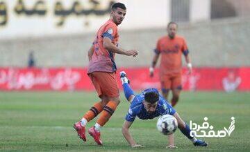 عکس| پوستر طعنه‌آمیز علیه استقلال؛ لوگوی آبی‌ها روی سینه داور!