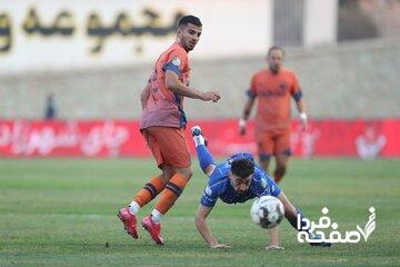 عکس| پوستر طعنهآمیز علیه استقلال؛ لوگوی آبیها روی سینه داور!